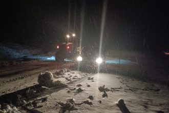 musta kar yagisi mahsur kalan 5 aractaki 13 kisi kurtarildi IcP5Mgnu