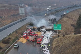 otoyolda tirlar carpisti yol trafige kapandi JCAWUR7C