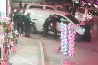 polisten kacarken yoldan gecen bayani ezdi peMFW48Q