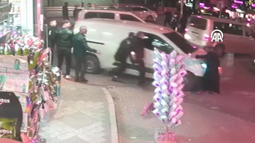 polisten kacarken yoldan gecen bayani ezdi peMFW48Q