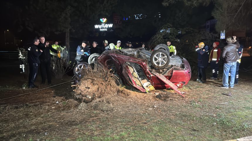 Refüje devrilen aracın şoförü öldü 71 refuje devrilen aracin soforu oldu z1QlSJII