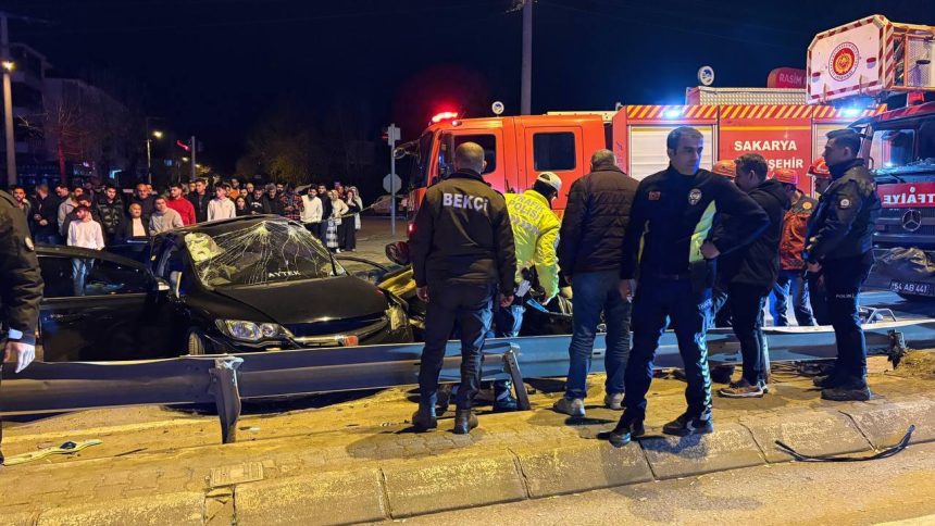 Sakarya'da feci kaza: 1 meyyit, 2 yaralı 71 sakaryada feci kaza 1 meyyit 2 yarali MgyaqDE1