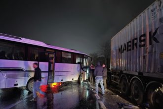 sakaryada zincirleme trafik kazasinda 12 kisi yaralandi SeDC63B6