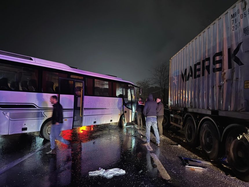 Sakarya'da zincirleme trafik kazasında 12 kişi yaralandı 69 sakaryada zincirleme trafik kazasinda 12 kisi yaralandi SeDC63B6