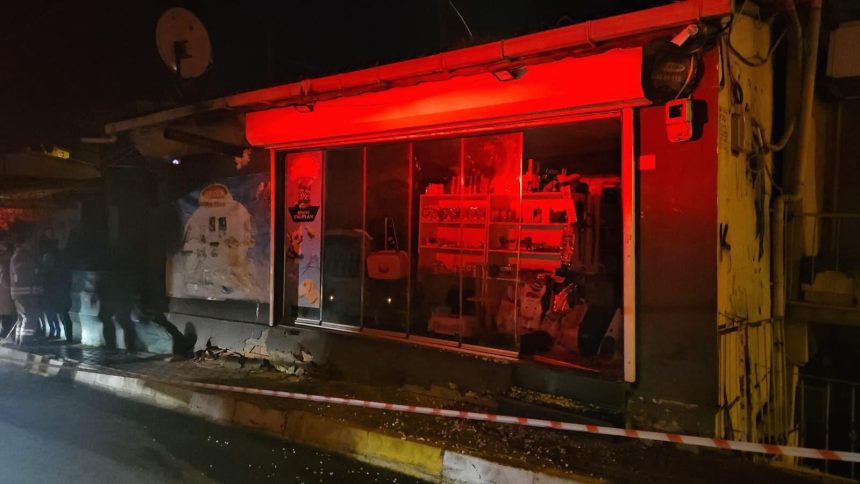 sariyerde tabaninda kayma olusan bina gecekonduya yaslandi 8hEpzugq