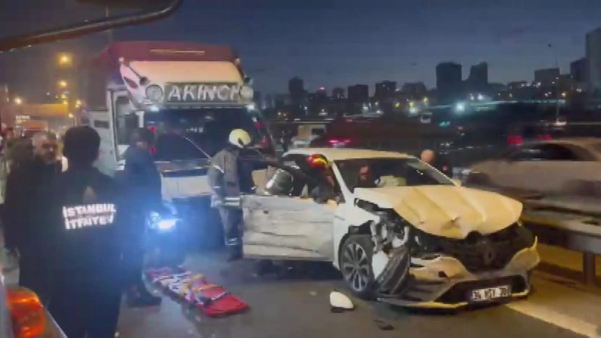 temde zincirleme kaza uc serit trafige kapatildi d6Jaxdcu