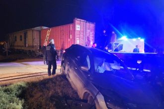 yuk treni arabaya carpti 5 kisi yaralandi 4kqEP7DL